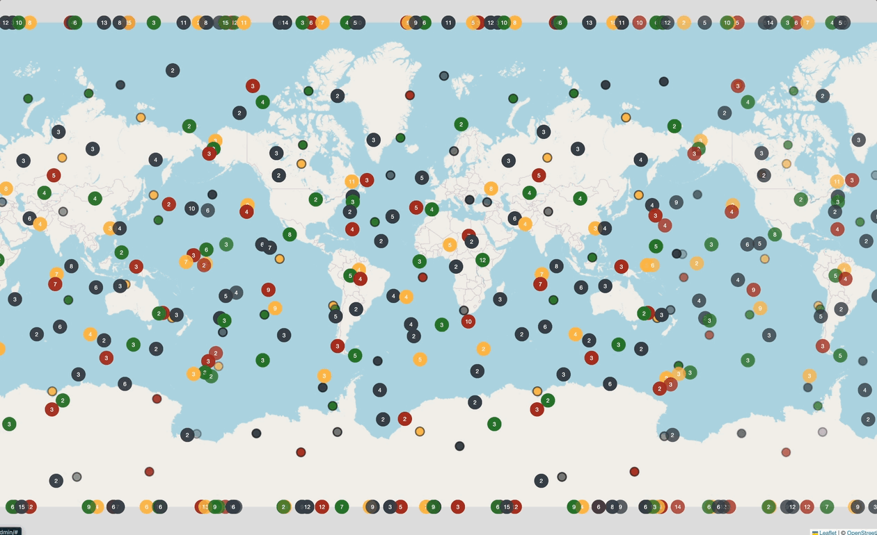 Before: Clustering disabled - overlapping clusters hide information